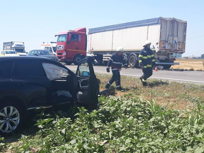 Un TIR si un autoturism au intrat in coliziune  la bariera de la Drajna | imaginea 1