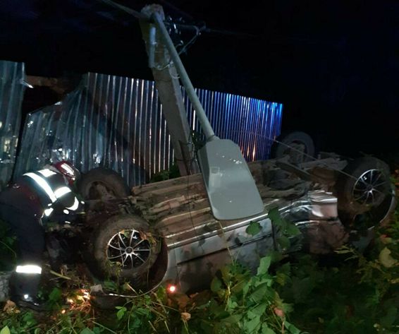 Un autoturism a doborat un stalp de iluminat O tanara victima a decedat | imaginea 1
