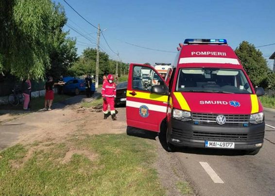 Un autoturism aflat in mers a lovit o masina parcata | imaginea 1