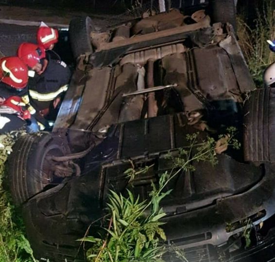 Un autoturism cu 5 persoane s a rasturnat pe plafon | imaginea 1