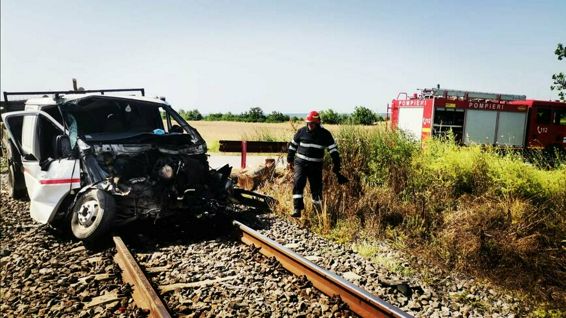 Un tren de pasageri a lovit o camioneta incarcata cu lemne | imaginea 1