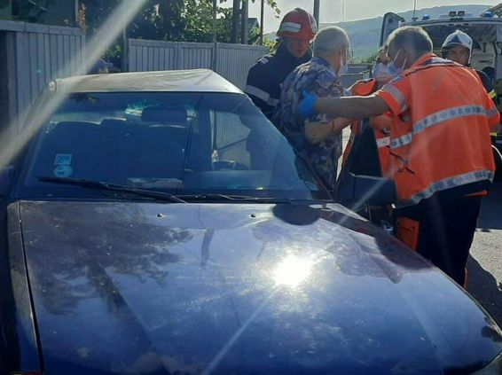 Victima blocata in autoturism in urma impactului cu un TIR | imaginea 1