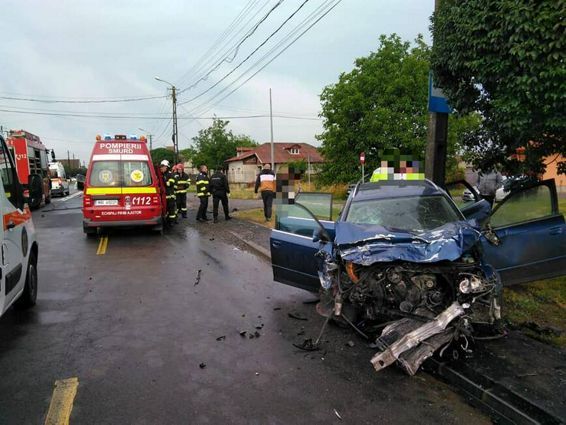 Victima inconstienta descarcerata dintr un autoturism implicat in accident rutier | imaginea 1