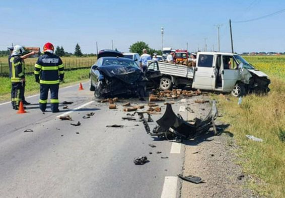 Accident rutier cu 4 victime | imaginea 1