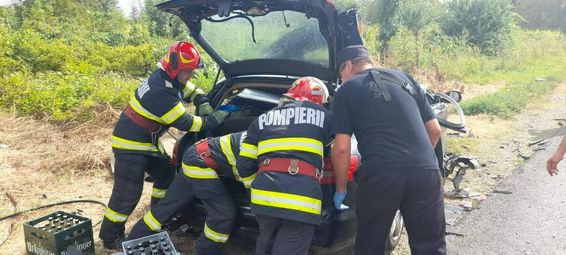 Accident rutier grav intre un autoturism si un TIR cu doua victime decedate | imaginea 1