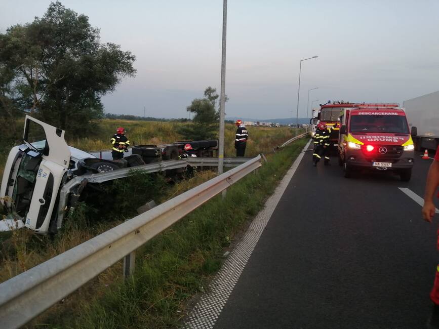 Accident rutier pe autostrada A1  in care a fost implicata o cisterna cu lapte | imaginea 1