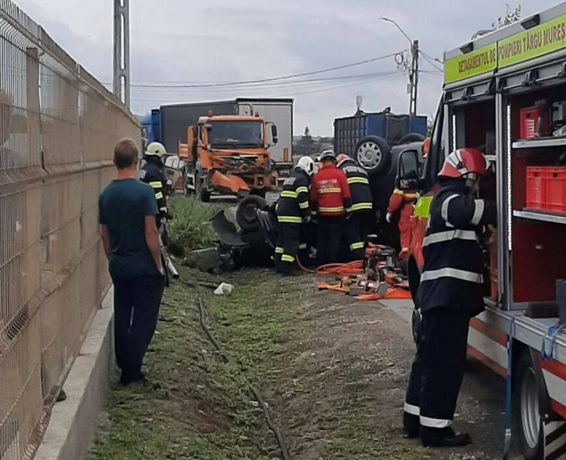 Coliziune intre doua autotrenuri si un autoturism cu o persoana incarcerata | imaginea 1