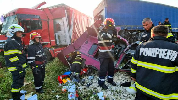 Interventie la un accident rutier in care o persoana a ramas incarcerata | imaginea 1