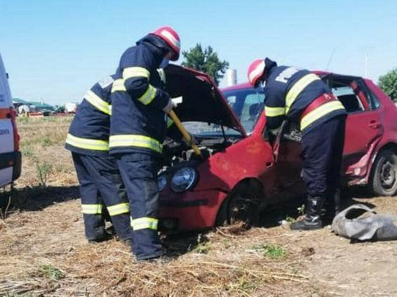 Pompierii ialomiteni au intervenit la doua accidente rutiere | imaginea 1