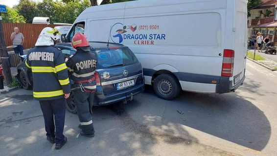 Trei persoane au ajuns la spital in urma a doua accidente rutiere simultane | imaginea 1
