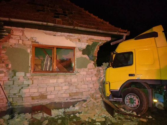 Un TIR a intrat intr o casa si a rupt o teava de gaz | imaginea 1