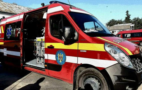 Un autoturism a parasit partea carosabila si s a rasturnat pe plafon | imaginea 1