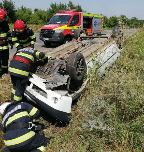 Un autoturism s a rasturnat in afara partii carosabile | imaginea 1