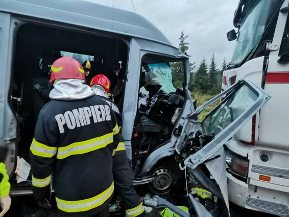 Accident cu 5 victime intre un microbuz si un TIR | imaginea 1