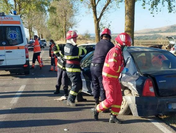 Accident rutier cu o victima evacuata din autoturism | imaginea 1