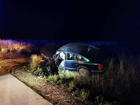 Autoturism intrat intr un cap de pod Soferul a ramas incarcerat | imaginea 1