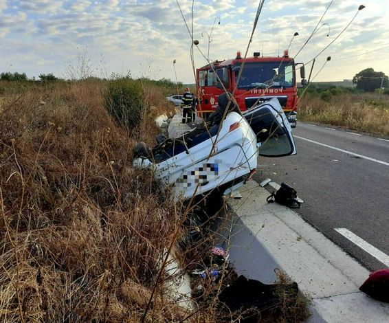 Autoturism rasturnat in afara partii carosabile Soferita s a autoevacuat | imaginea 1