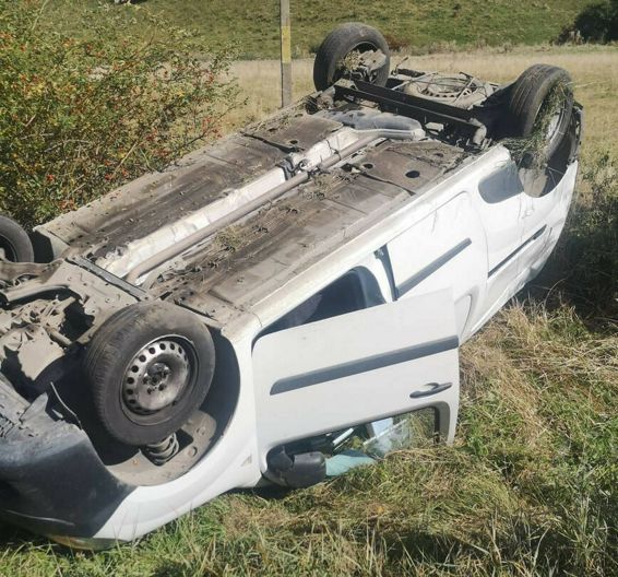 Autoutilitara rasturnata in urma impactului cu un autoturism | imaginea 1