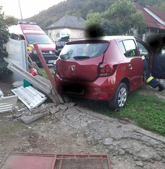 Coliziune intre 3 autoturisme cu cinci persoane implicate | imaginea 1