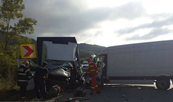 Doua persoane grav ranite in urma unui accident rutier | imaginea 1