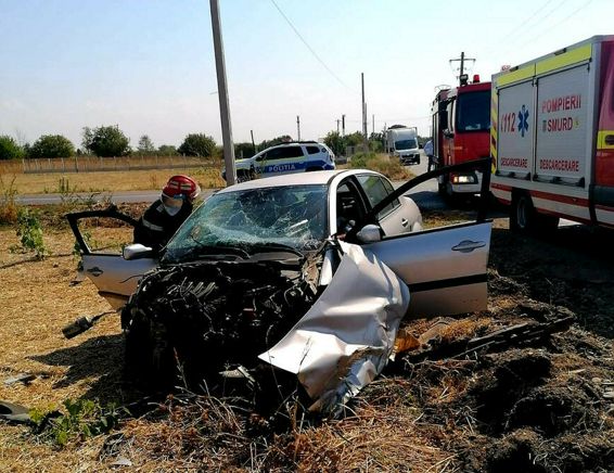 O femeie de 92 de ani a ramas blocata intr un autoturism in urma unui accident rutier | imaginea 1
