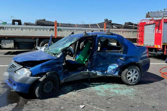 Persoana descarcerata de pompieri in urma coliziunii dintre doua autovehicule | imaginea 1