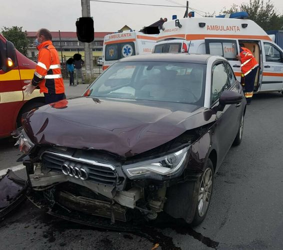 Eveniment rutier cu 3 autoturisme si noua persoane | imaginea 1