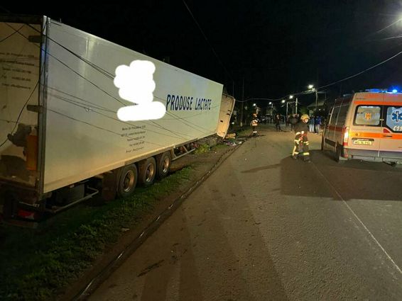 O masina a intrat intr un cap de pod Un TIR a acrosat doua case | imaginea 1