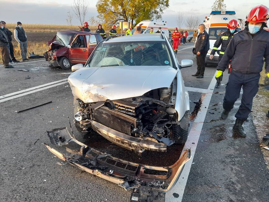 Trei adulti si un minor au ajuns la spital  in urma unui grav accident rutier | imaginea 1