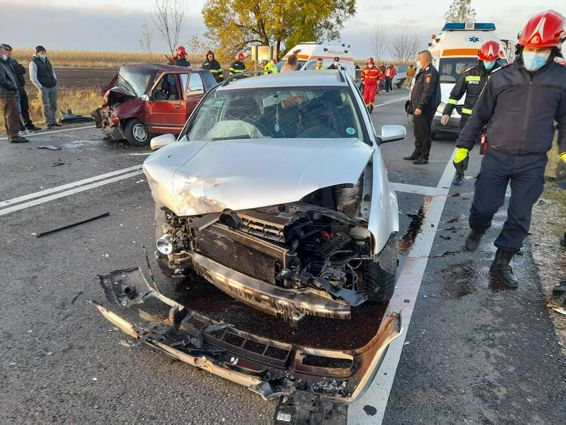 Trei adulti si un minor au ajuns la spital in urma unui grav accident rutier | imaginea 1
