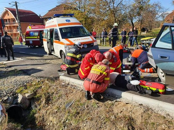 Trei victime au fost descarcerate in urma impactului intre doua autoturisme | imaginea 1