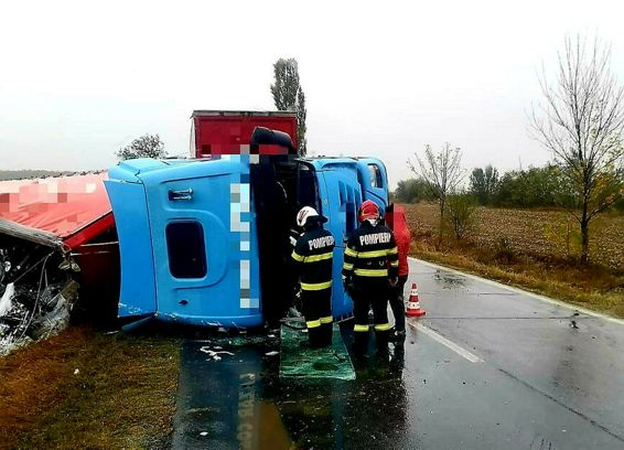 Un TIR s a rasturnat pe un drum national Soferul a primit ingrijiri medicale | imaginea 1