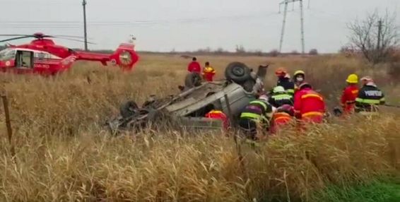 Accident rutier pe A1 Bucuresti Pitesti Doua persoane incarcerate intr o masina rasturnata | imaginea 1
