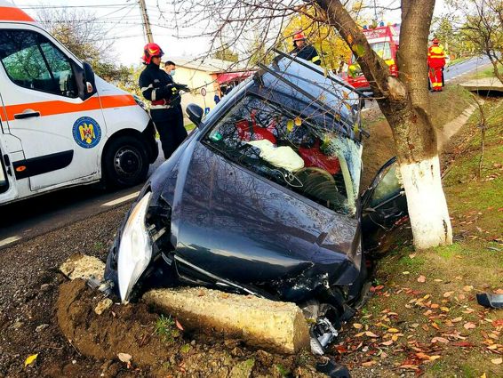 Doua persoane au necesitat ingrijiri medicale in urma unui accident rutier | imaginea 1