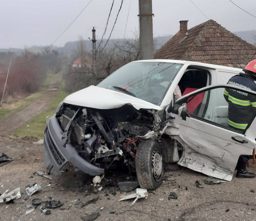 Doua victime blocate intr un autoturism  in urma unui accident rutier | imaginea 1