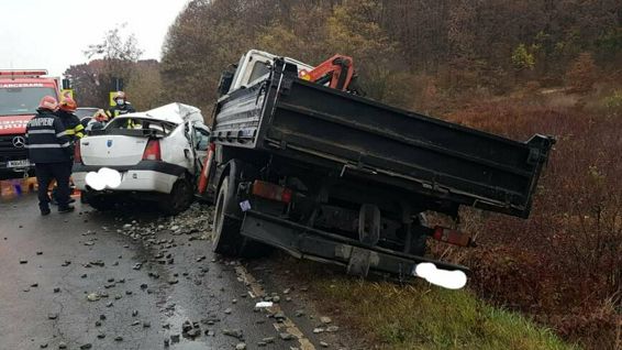 Impact tragic intre un autoturism si o autoutilitara Doua victime au decedat | imaginea 1