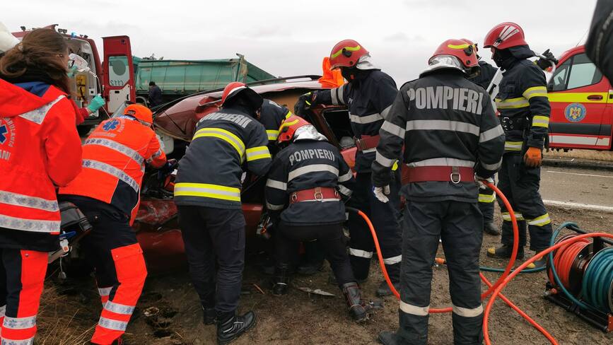 Autoturism intrat in coliziune cu un camion   Un tanar a fost ranit | imaginea 1