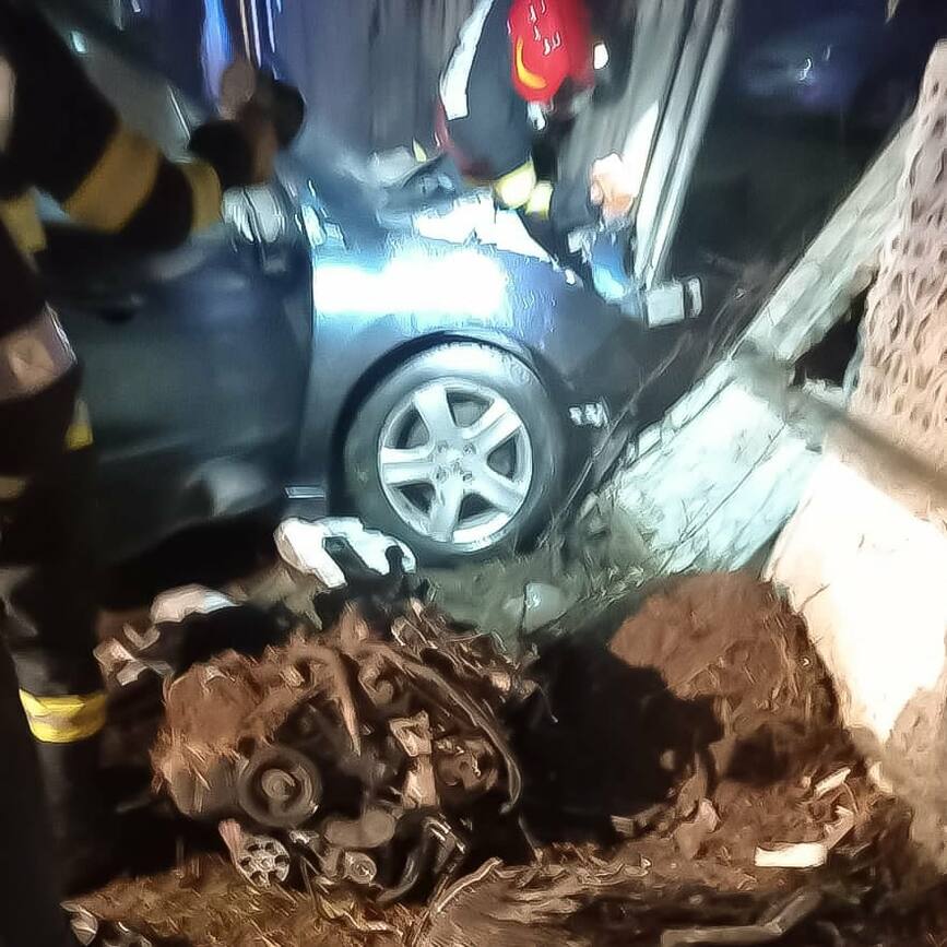 Grav accident rutier in care au fost implicate o autocisterna si un autoturism | imaginea 2
