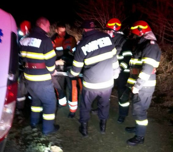 O adolescenta a necesitat ingrijiri medicale in urma unui accident rutier | imaginea 1