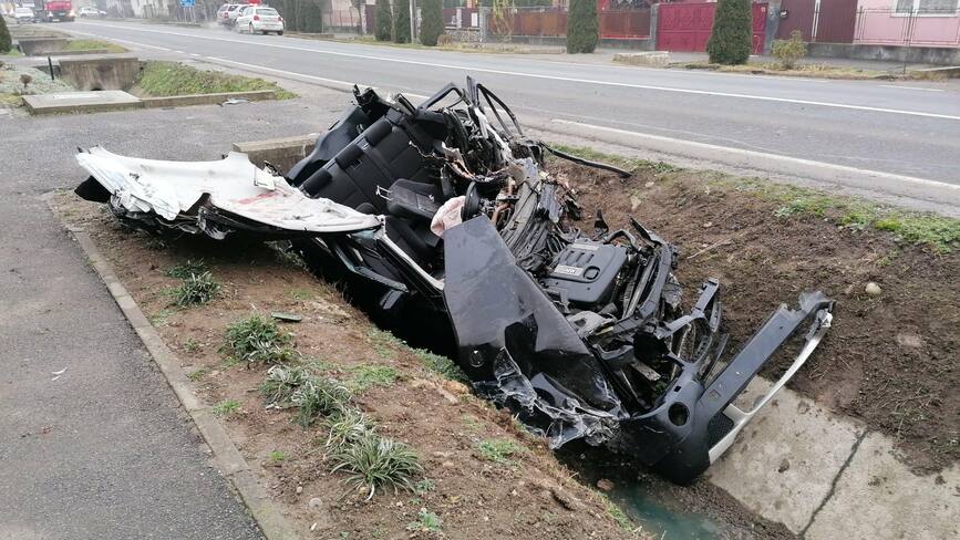 Trei persoane ranite  dintre care doua incarcerate  intr un accident rutier | imaginea 1