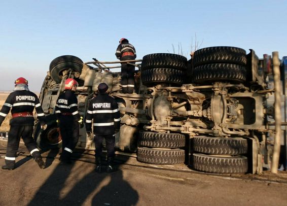 Un camion incarcat cu bitum s a rasturnat in afara carosabilului | imaginea 1