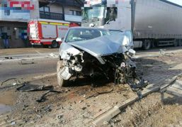 Accident rutier cu doua autoturisme implicate si un TIR | imaginea 1