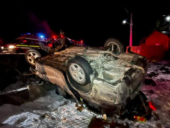 Autoturism rasturnat in afara partii carosabile | imaginea 1