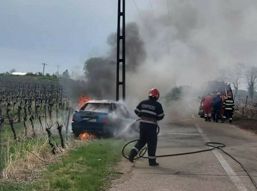 In urma impactului  autoturismul a luat foc | imaginea 1