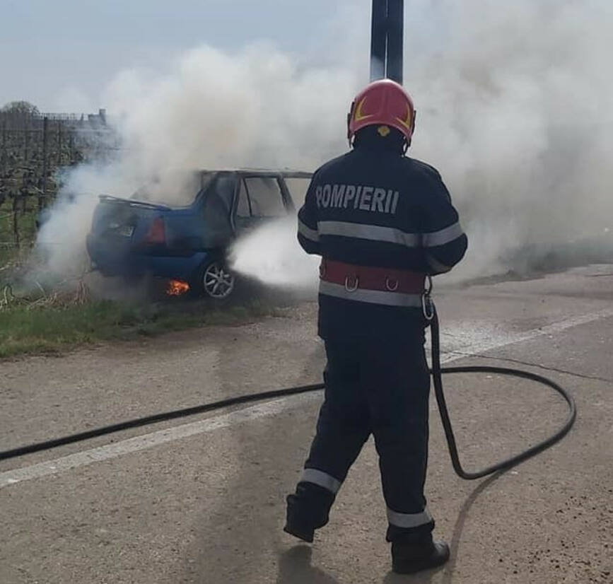 In urma impactului  autoturismul a luat foc | imaginea 2