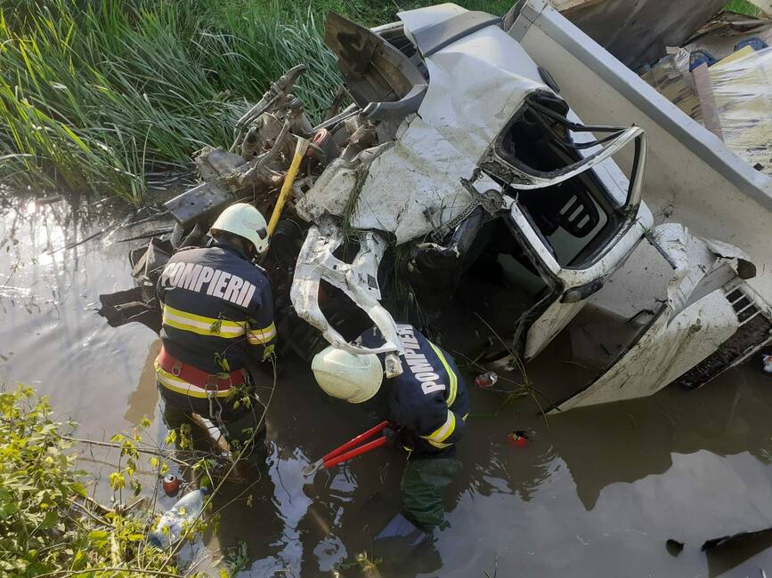 Doua persoane salvate  dupa ce s au rasturnat cu un camion in raul Barlad | imaginea 1