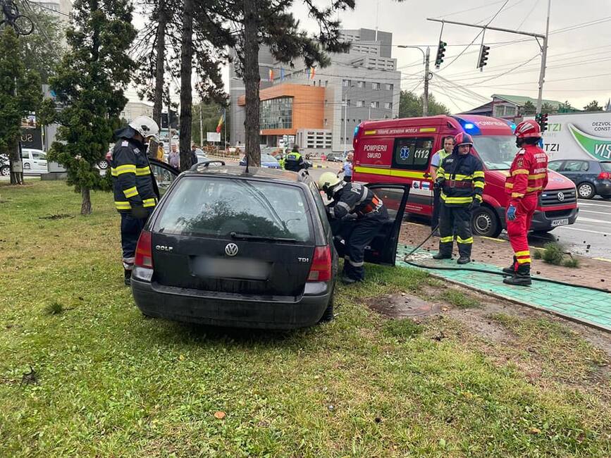 Accident rutier cu doua autoturisme implicate  in municipiul Suceava | imaginea 1