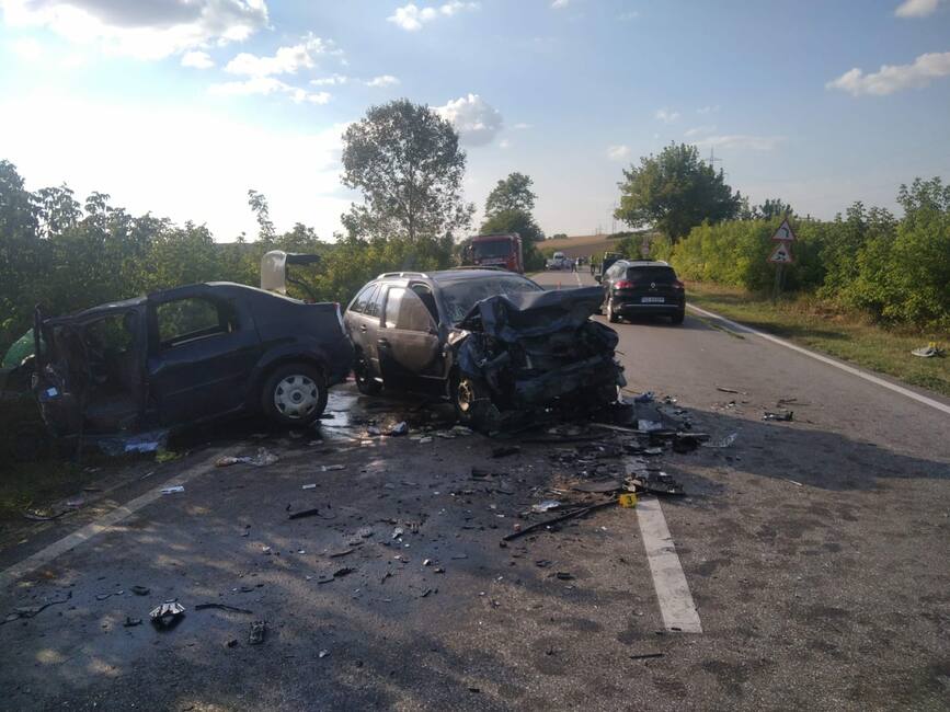 Trei autoturisme avariate si cinci victime  in urma unui tragic accident rutier | imaginea 1