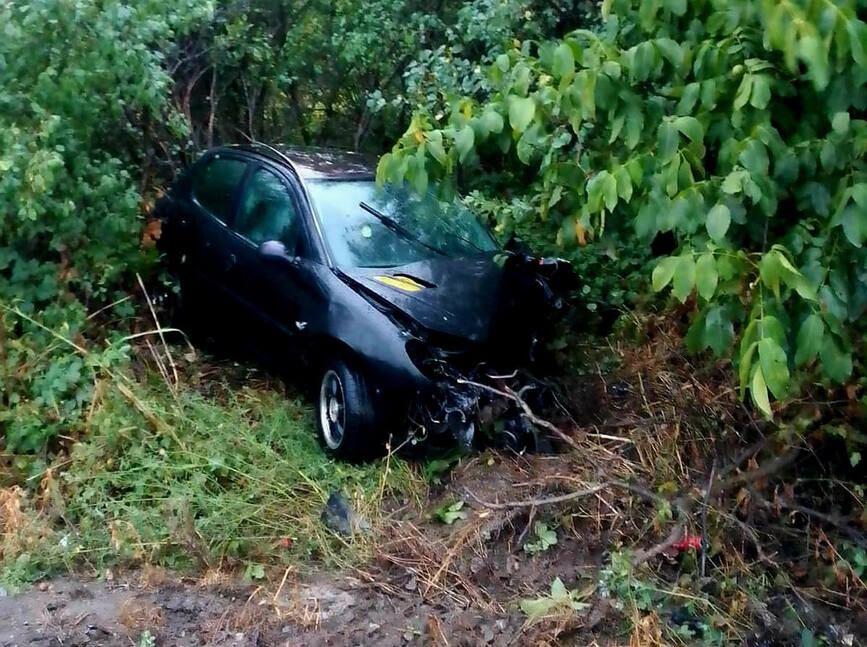 Impact devastator intre o cisterna si un autoturism | imaginea 2