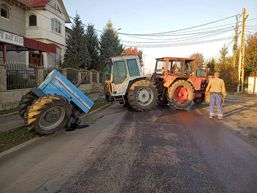 Impact intre o masina si un tractor pe o strada din Botosani | imaginea 1